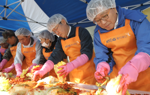 2012년 11월 KT&G복지재단과 함께하는 사랑의 김장 나눔릴레이 진행 사진
