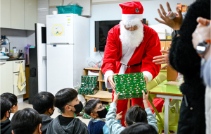 2024년 12월 아름드리 일일산타 봉사활동 진행(대학생 300명, 아동 1,400명) 사진